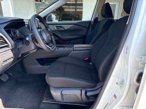 Used 2024 Nissan Rogue S FWD image 9