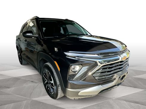 Used 2025 Chevrolet TrailBlazer LT AWD/4WD image 2