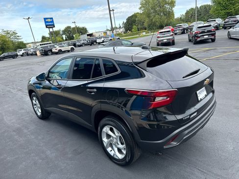 Used 2024 Chevrolet Trax LS w/ LS Convenience Package FWD image 9
