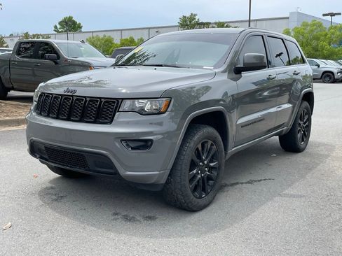 Used 2019 Jeep Grand Cherokee Altitude AWD/4WD image 3