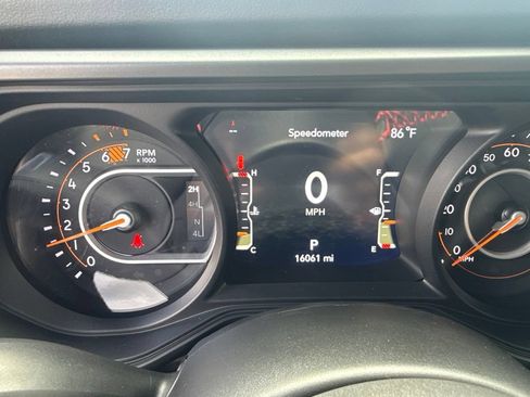 Used 2024 Jeep Wrangler Unlimited Rubicon w/ Convenience Group AWD/4WD image 17