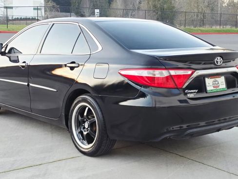 Used 2015 Toyota Camry SE image 3