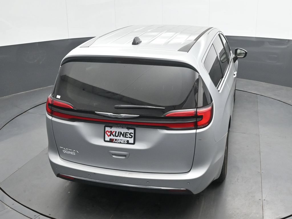 Used 2024 Chrysler Pacifica Touring-L FWD image 30