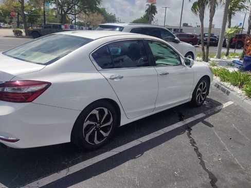Used 2017 Honda Accord EX image 2