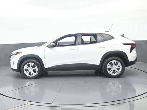 Used 2025 Chevrolet Trax LS FWD image 3
