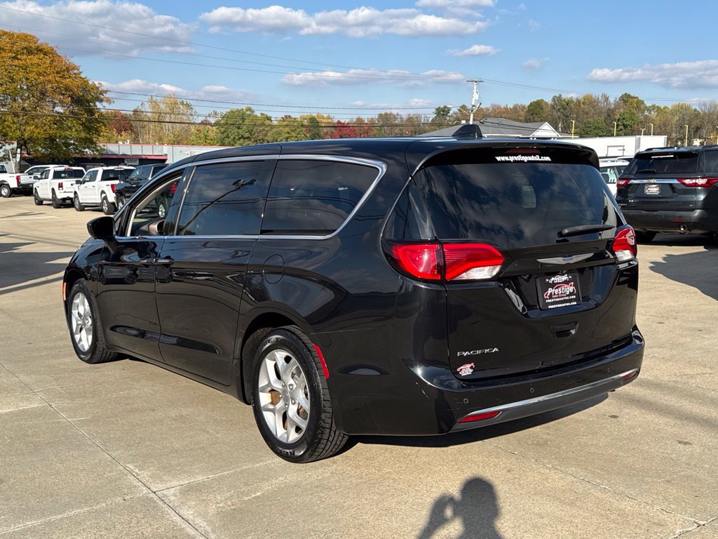 Used 2018 Chrysler Pacifica Touring Plus w/ Tire & Wheel Group FWD image 4