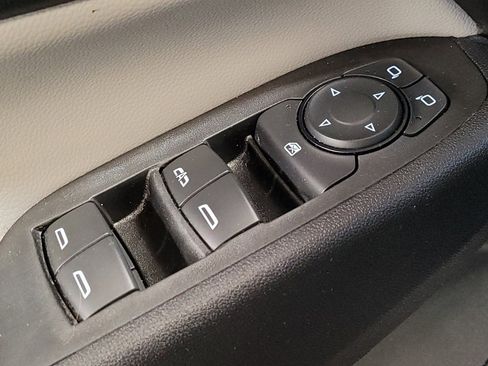 Used 2021 Chevrolet Equinox LS image 27