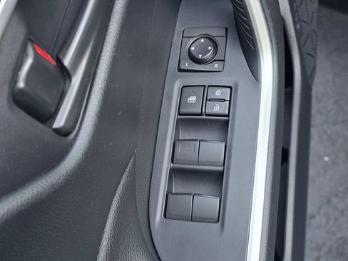 Used 2019 Toyota RAV4 LE AWD/4WD image 14