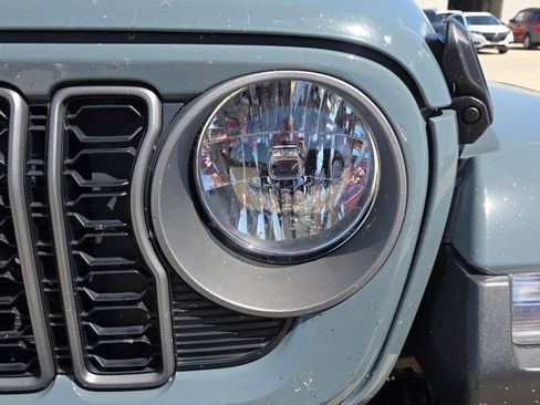 Used 2025 Jeep Gladiator Sport AWD/4WD image 9