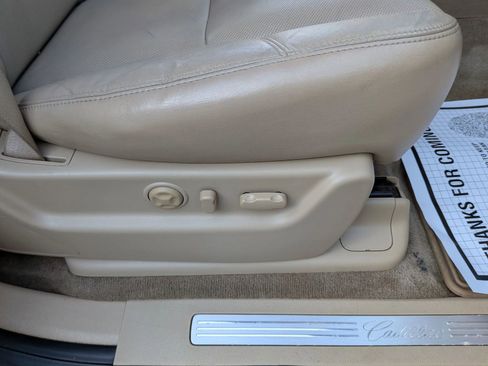 Used 2011 Cadillac Escalade Premium image 41