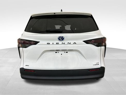 Used 2023 Toyota Sienna LE AWD/4WD image 4