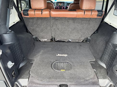 Used 2017 Jeep Wrangler Unlimited Sahara w/ Connectivity Group AWD/4WD image 15