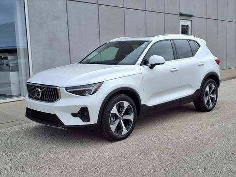 Used 2025 Volvo XC40 B5 Plus image 1
