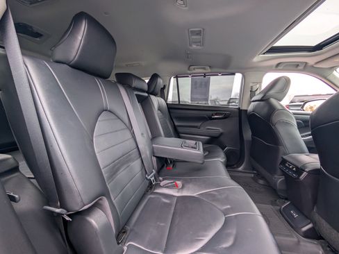 Used 2023 Toyota Highlander XLE image 46