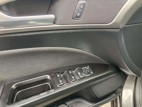 Used 2017 Ford Fusion SE w/ Fusion SE Technology Package image 17