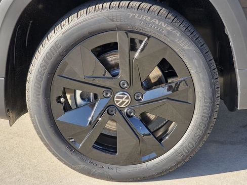 New 2026 Volkswagen Taos SE FWD image 9