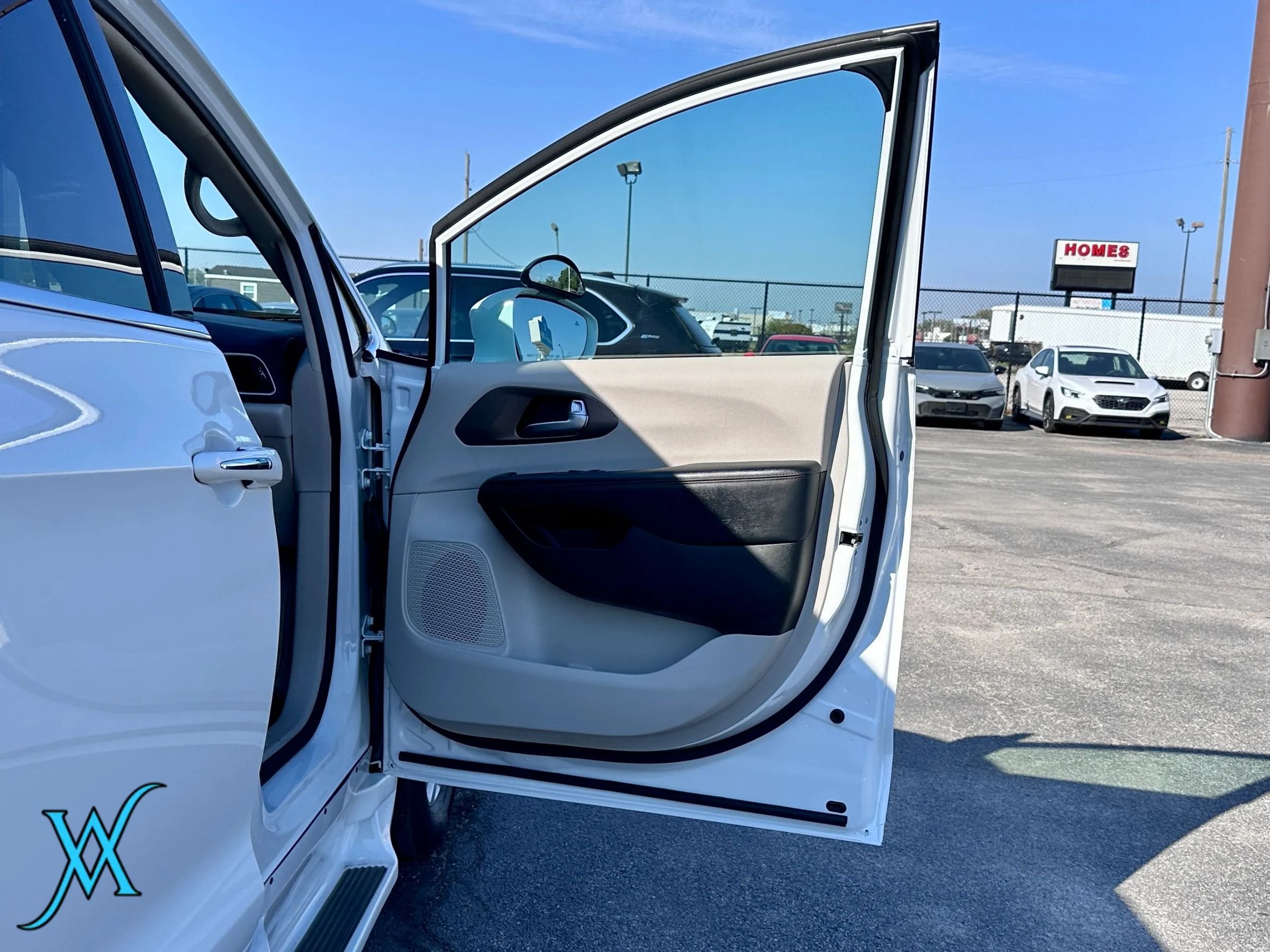 Used 2018 Chrysler Pacifica Touring Plus FWD image 16