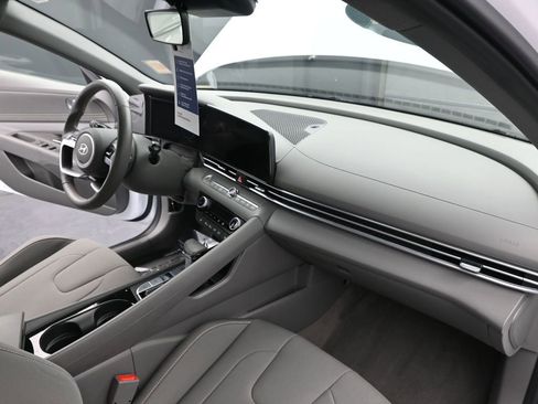 Certified 2024 Hyundai Elantra SEL w/ Convenience Package image 17