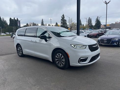 Used 2024 Chrysler Pacifica Select image 1