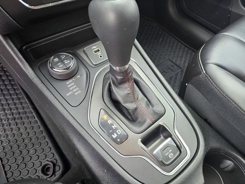 Used 2021 Jeep Cherokee Trailhawk w/ Technology Group image 19