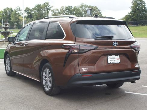 Used 2024 Toyota Sienna XLE image 19