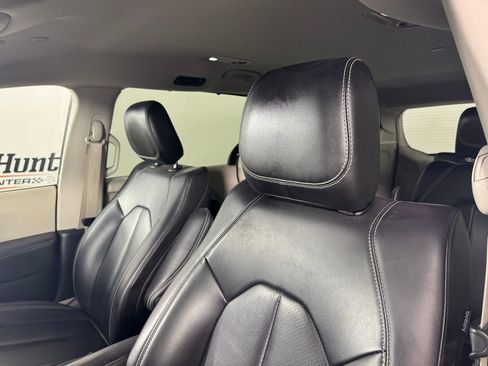 Used 2023 Chrysler Pacifica Touring-L image 2