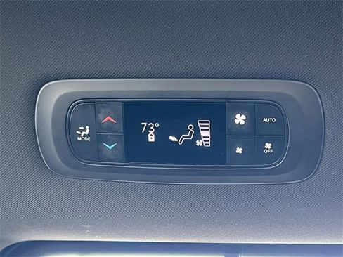 Used 2025 Chrysler Pacifica Select image 34