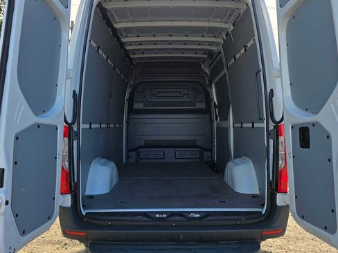 Used 2025 Mercedes-Benz Sprinter 2500 image 21