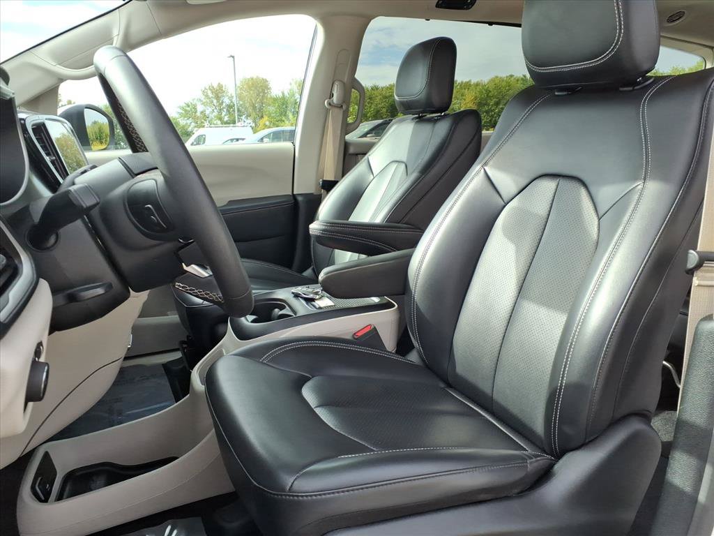 Used 2023 Chrysler Pacifica Touring-L FWD image 23