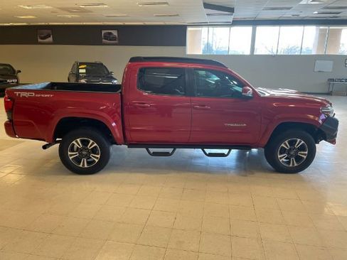 Used 2018 Toyota Tacoma TRD Sport image 8