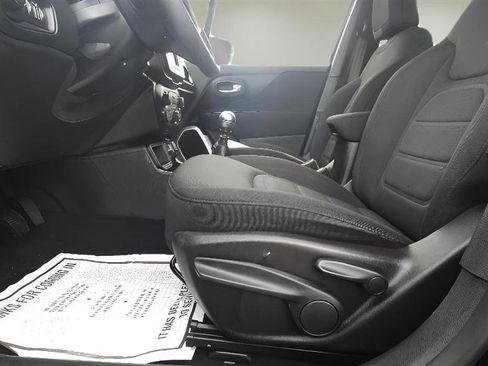Used 2018 Jeep Renegade Latitude FWD image 10