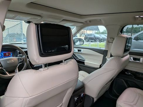 Certified 2023 Ford Explorer Platinum w/ Technology Package AWD/4WD image 17