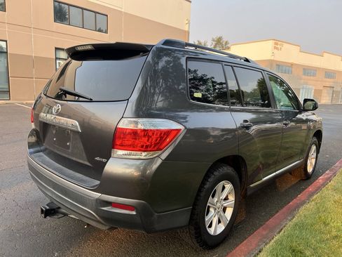 Used 2011 Toyota Highlander SE w/ Tow Pkg AWD/4WD image 3