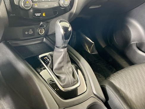 Used 2018 Nissan Rogue SV image 16