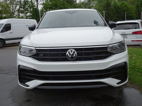 Used 2023 Volkswagen Tiguan SE R-Line AWD/4WD image 2