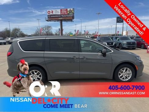 Used 2023 Chrysler Pacifica Touring-L FWD image 6