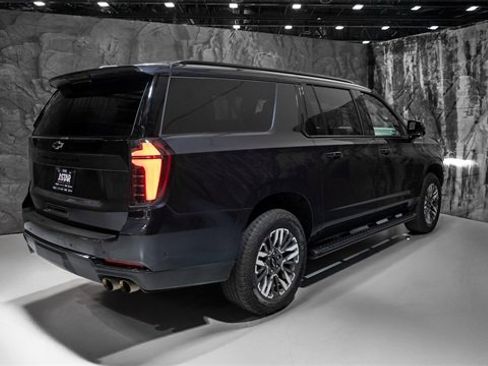 Used 2025 Chevrolet Suburban Z71 image 16