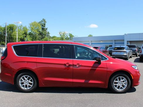 Used 2025 Chrysler Pacifica Select FWD image 11