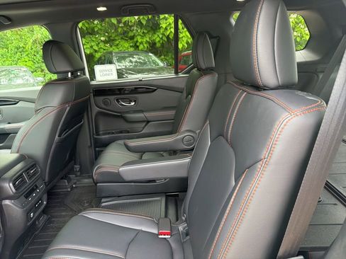 Used 2025 Honda Pilot TrailSport image 15