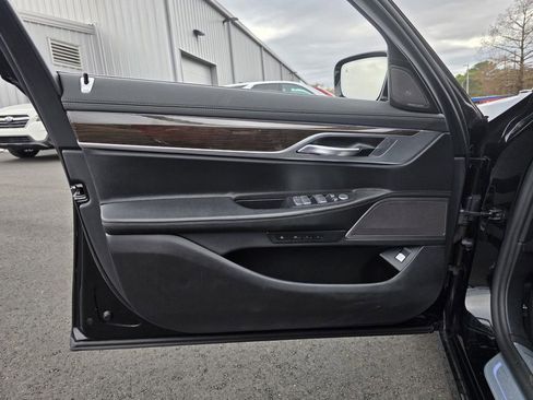 Used 2021 BMW 740i image 11