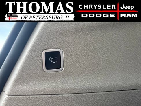 Used 2024 Chrysler Pacifica Touring-L FWD image 25