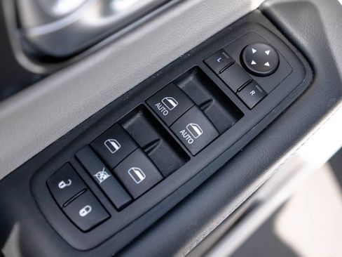 Used 2024 Chrysler Pacifica Touring-L FWD image 20