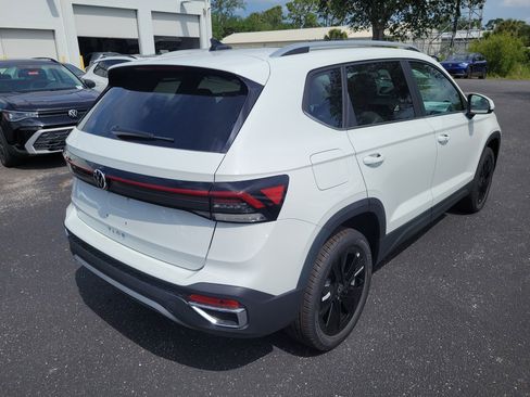 New 2026 Volkswagen Taos SE FWD image 30