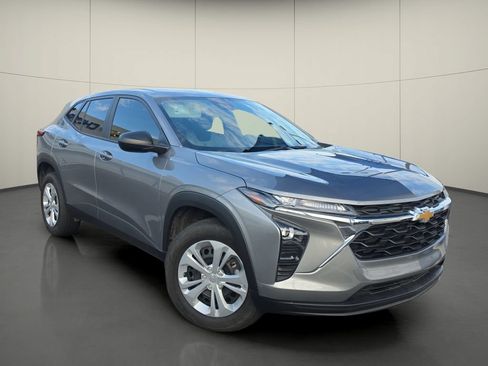 Used 2025 Chevrolet Trax LS w/ Driver Confidence Package FWD image 1