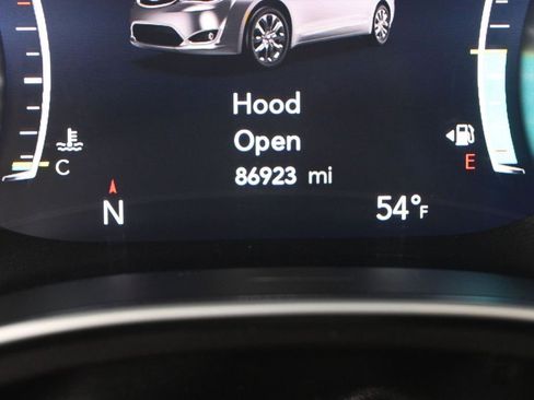 Used 2018 Chrysler Pacifica Limited image 37