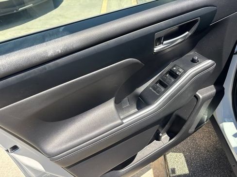 Used 2023 Toyota Highlander XLE AWD/4WD image 10