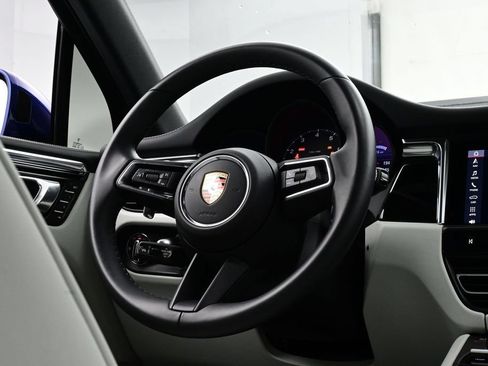 Certified 2025 Porsche Macan AWD/4WD image 21