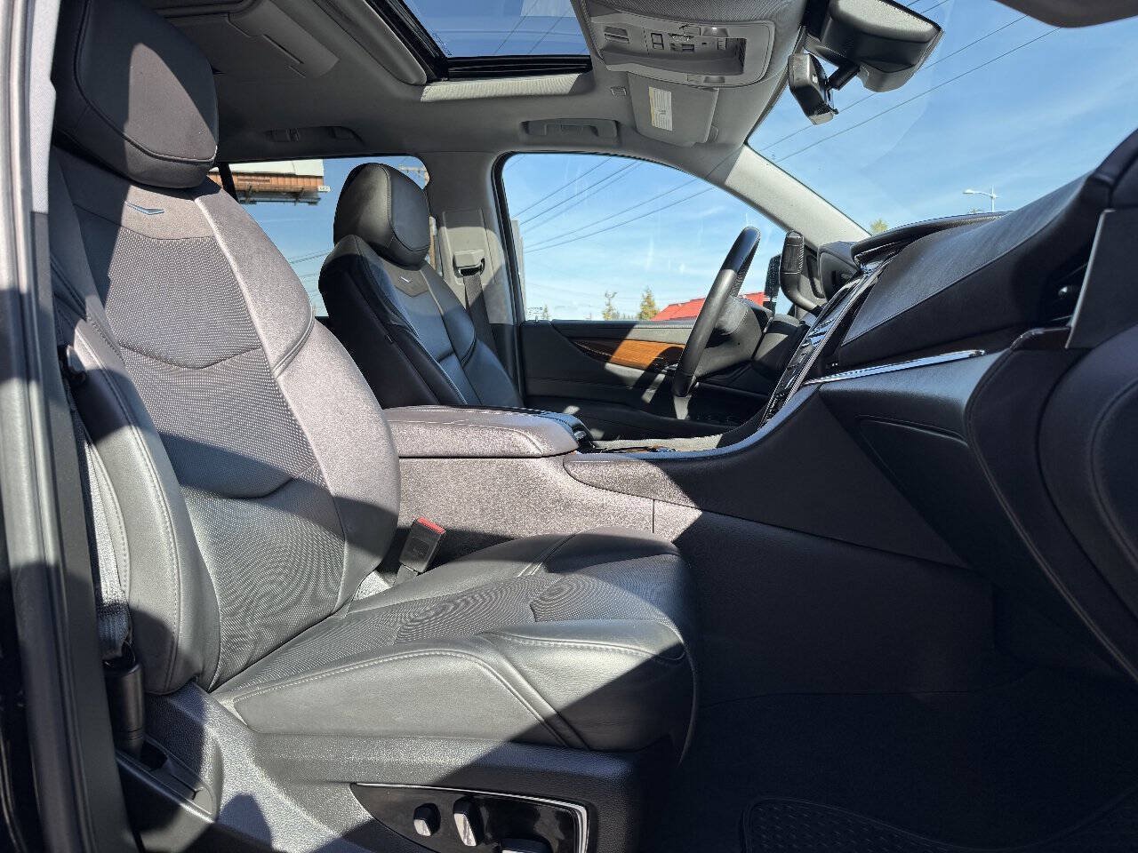 Used 2020 Cadillac Escalade Premium Luxury AWD/4WD image 17