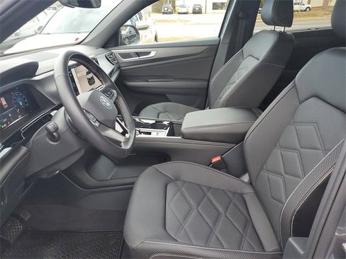 Certified 2025 Volkswagen Atlas Cross Sport SE w/ Panoramic Sunroof Package image 17