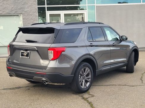 Used 2023 Ford Explorer XLT w/ Equipment Group 202A image 4